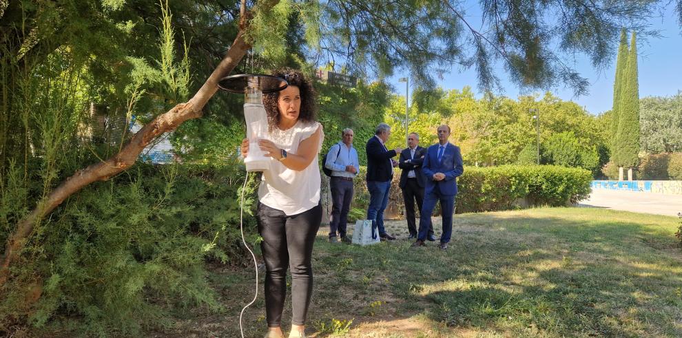 La profesora asociada de Patología Animal de la la Facultad de Veterinaria de la Universidad de Zaragoza, Sara Lacour, explica como funciona una trampa para vectores