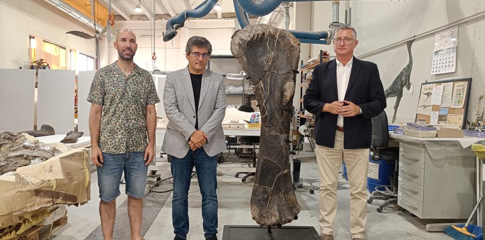 Presentación de los nuevos hallazgos de la Fundación Dinópolis. En la imagen, junto al húmero.