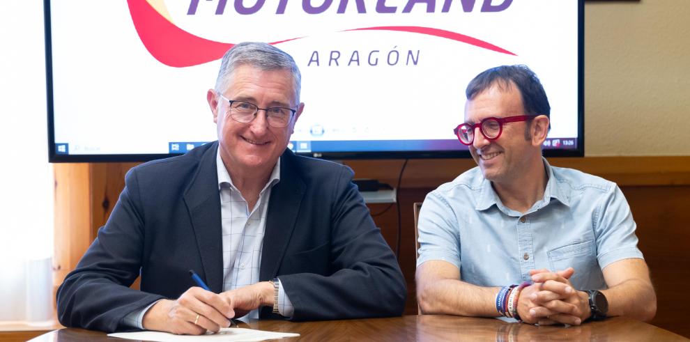 Blasco, junto al gerente de Motorland, Jorge Panadés, en la firma del contrato con Dorna.