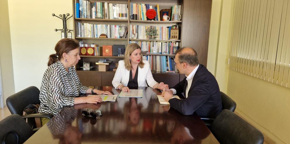 Pérez Forniés, con la directora general de Universidades a la izquierda y el director de la EINA, a la derecha