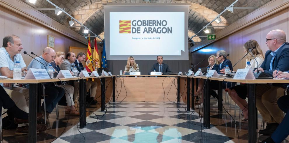 La vicepresidenta y consejera de Economía, Mar Vaquero, y el consejero de Sanidad, José Luis Bancalero, presidieron la reunión con agentes sociales y mutuas sobre incapacidad temporal por contingencias comunes.