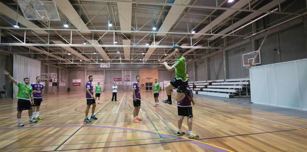 Jugadores de balonmano en el pabellón de Mora.