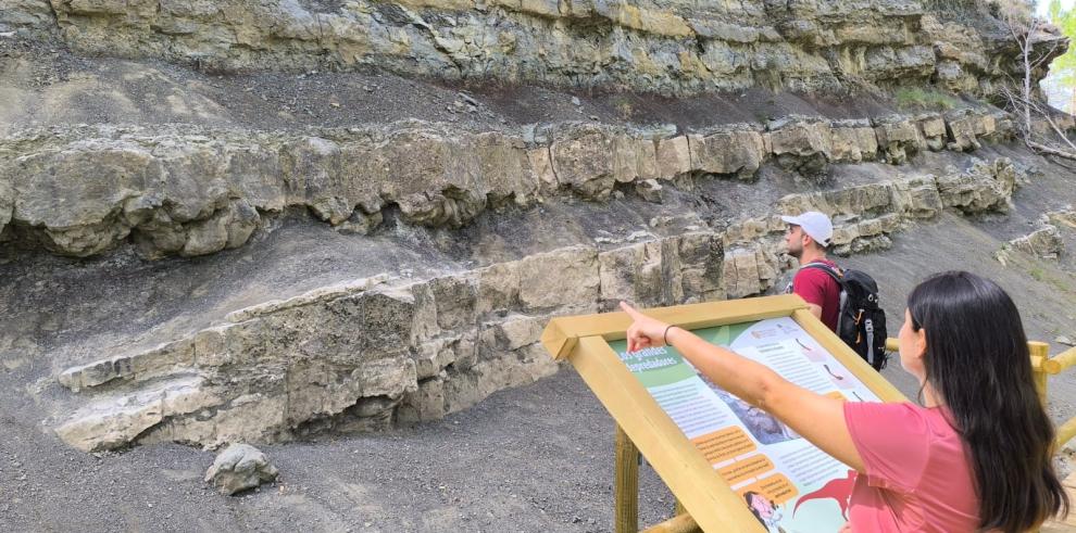 Diversa señalética instalada en el yacimiento Río Alcalá y en su entorno.