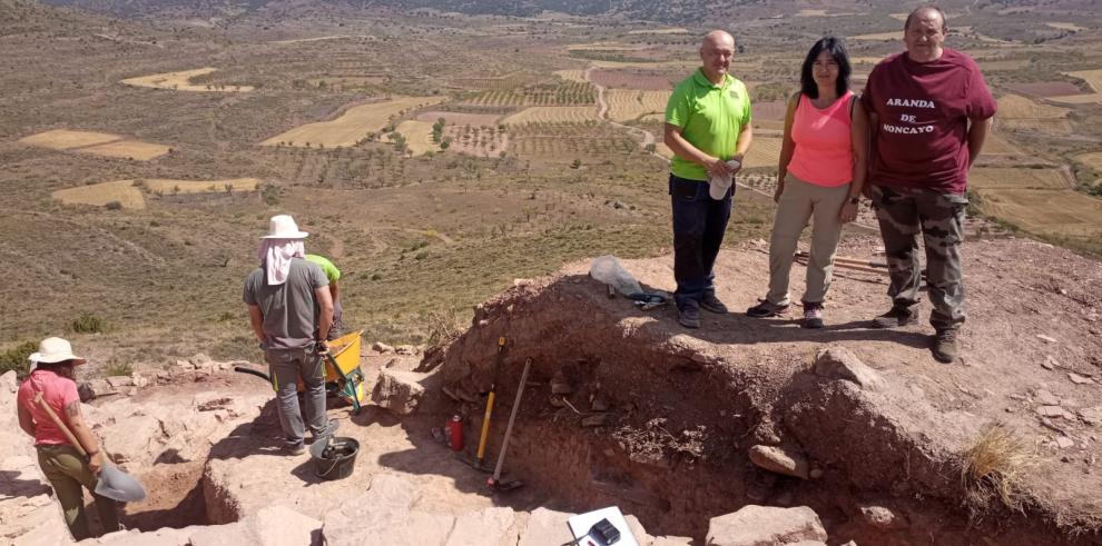 La directora general de Patrimonio Cultural, Gloria Pérez, ha visitado hoy el yacimiento de Aratis.