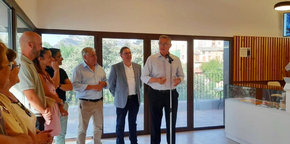 El consejero, en la inauguración de la nueva oficina de Turismo de Beceite.