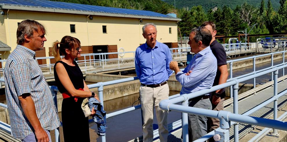 El director gerente del Instituto Aragonés del Agua, Luis Estaún, en una visita a la depuradora de Biescas.