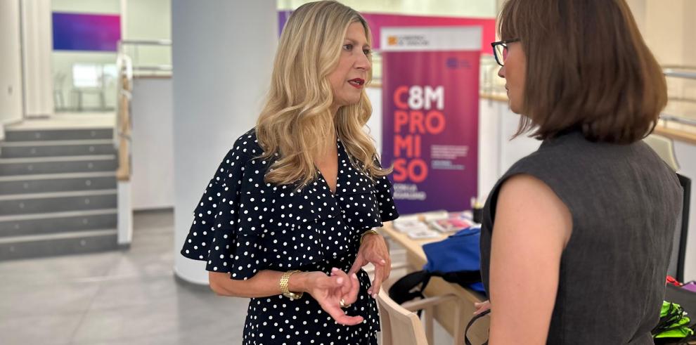 Visita de la Vicepresidenta del Gobierno de Aragón, Mar Vaquero, y de la directora del IAM, María Fe Antoñanzas, al Centro de Crisis de Huesca.