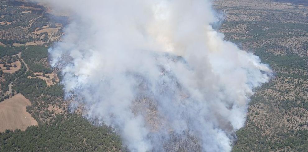 Medios aéreos y terrestres luchan contra las llamas en Corbalán
