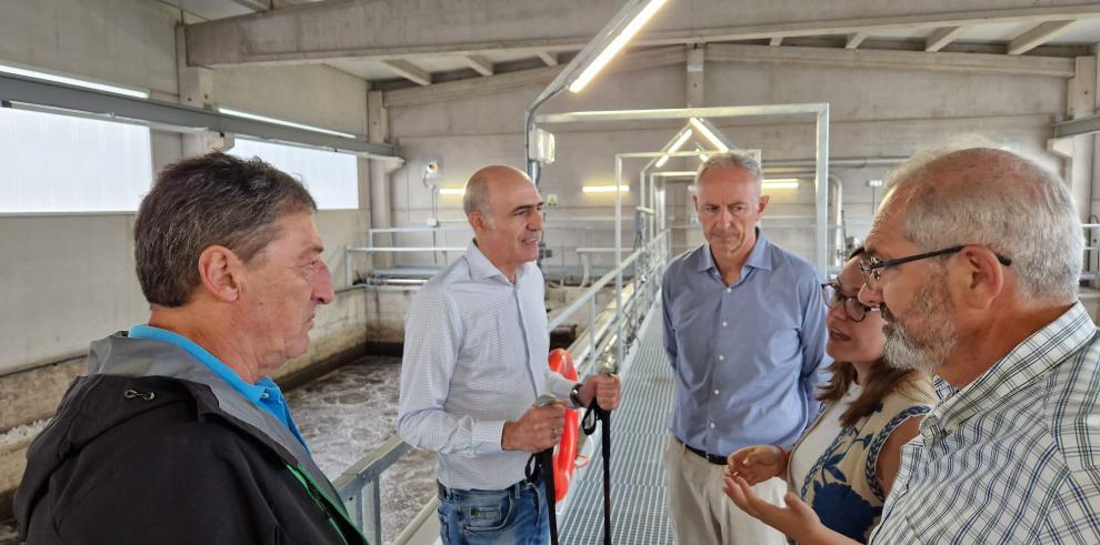 Luis Estaún, al fondo a la derecha, con el alcalde de Benasque, y la jefa de la EDAR Benasque, Sara Lobregad. El anterior primer edil de Benasque, José Ignacio Abadía, y el alcalde de Sahún, José Luis Rufat.