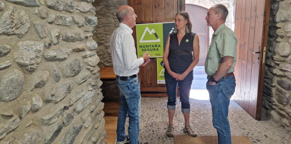 Marta Ferrer, en el centro de la imagen, entre el alcalde de Benasque, Manuel Mora, y el director general de Interior, Miguel Ángel Clavero.