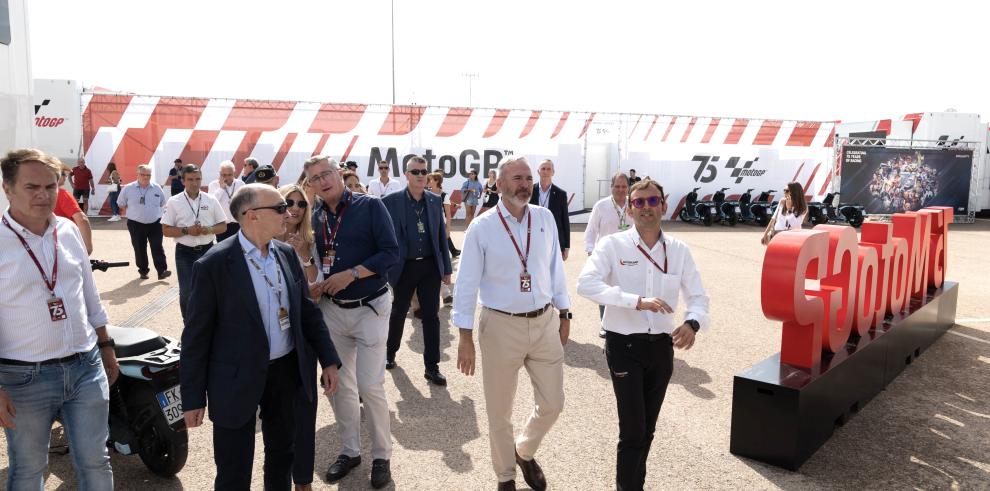 El presidente Azcón, a su llegada al circuito de Motorland.