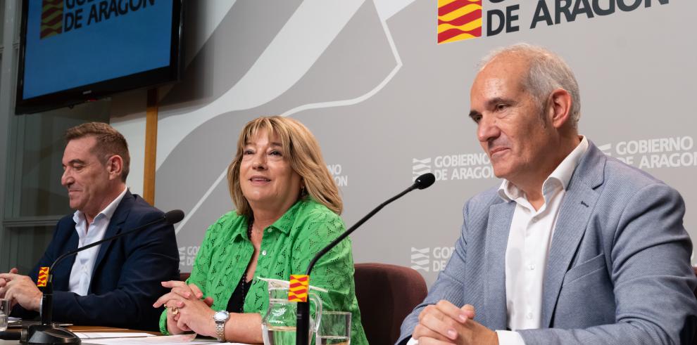 La consejera de Educación, Cultura y Deporte, Tomasa Hernández, el secretario general técnico del Departamento, Manuel Magdaleno, y el director general de Planificación, Centros y Formación Profesional, Luis Mallada, informan en rueda de prensa sobre el i