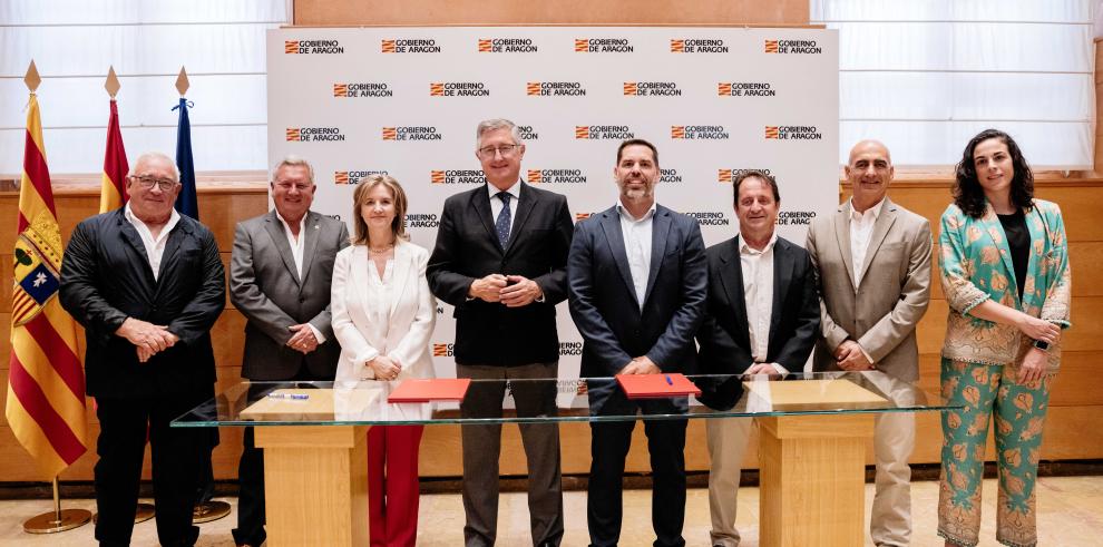 Blasco y Abascal, junto a responsables del Departamento de Medio Ambiente y Repsol, tras la firma del convenio.