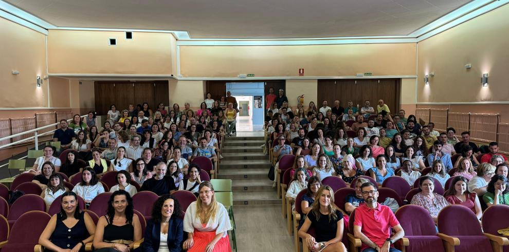 Fotografía de grupo de los asistentes a la jornada de bienvenida al profesorado.