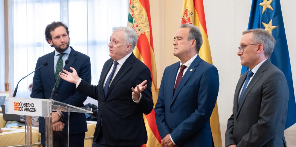 El presidente del Gobierno de Aragón, Jorge Azcón y el consejero de Fomento, Vivienda, Logística y Cohesión Territorial, Octavio López, reciben a los presidentes de las diputaciones de Zaragoza, Juan Antonio Sánchez-Quero; de la Huesca, Isaac Claver, y Te