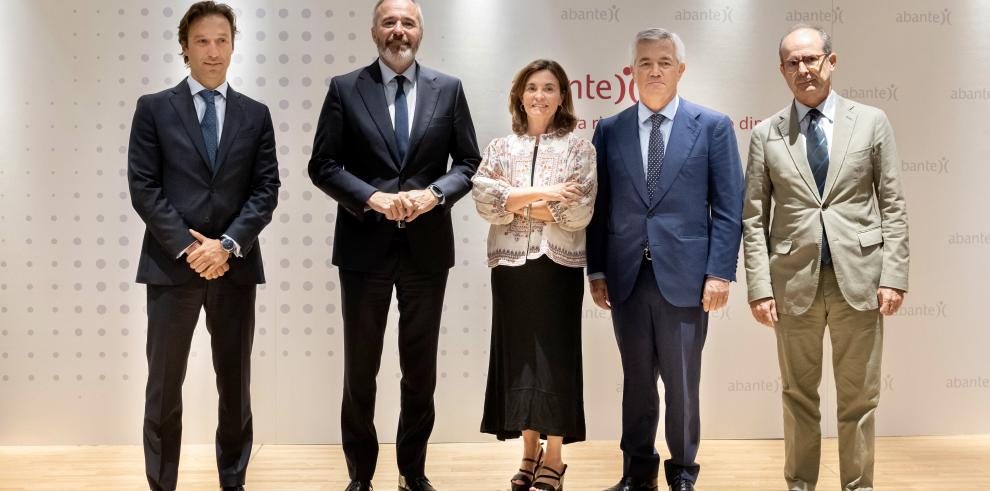 El presidente Azcón, en la sede de Abante en Zaragoza.