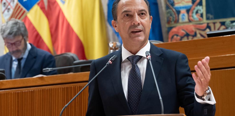 El consejero de Sanidad, José Luis Bancalero Flores, interviene en el pleno de las Cortes de Aragón