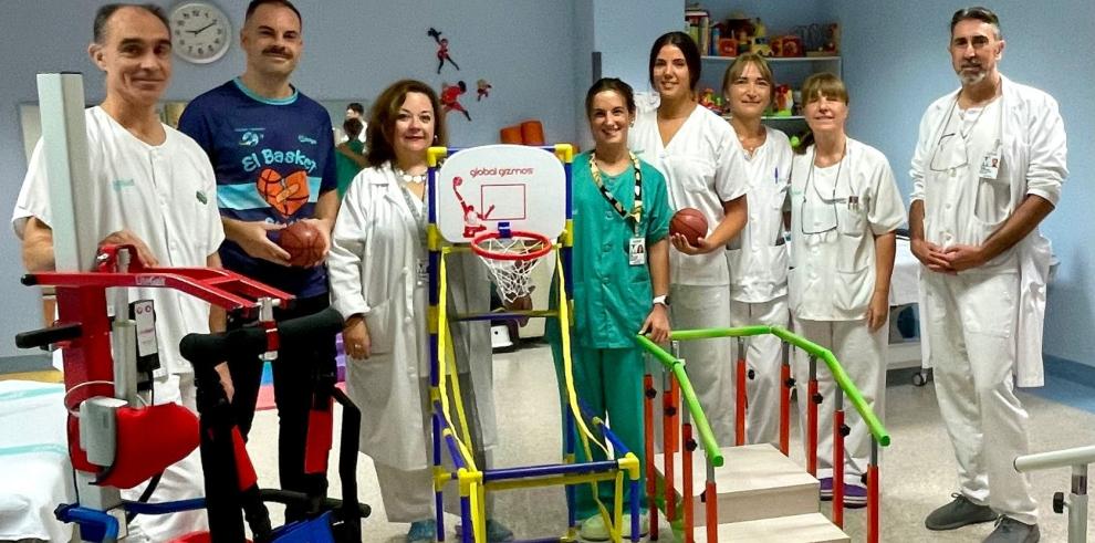 Miembros de la Unidad de Rehabilitación Pediátrica del Servet, en el gimnasio pediátrico.
