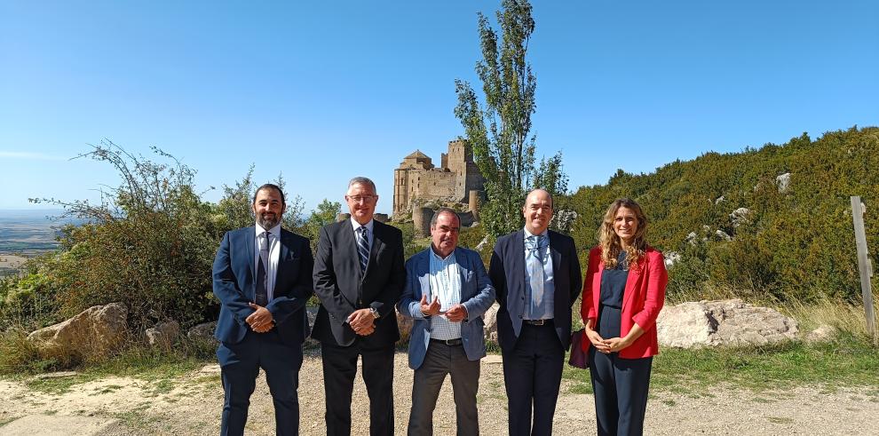 Blasco, junto a representantes de la concesionaria y la directora gerente de Turismo de Aragón, María Jesús Gimeno.