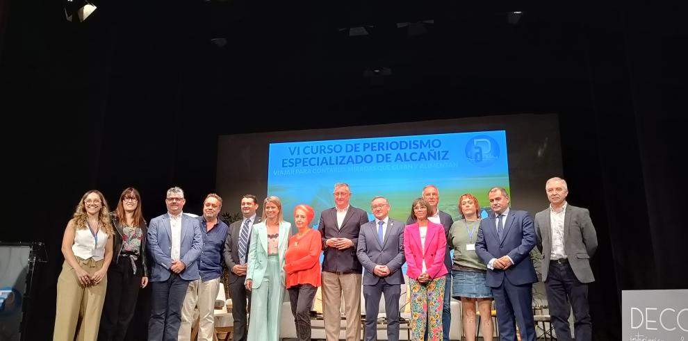 Foto de familia tras la inauguración del curso de periodismo especializado de Alcañiz.