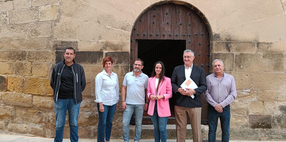 Blasco, junto a la alcaldesa, el presidente de la comarca y representantes municipales.