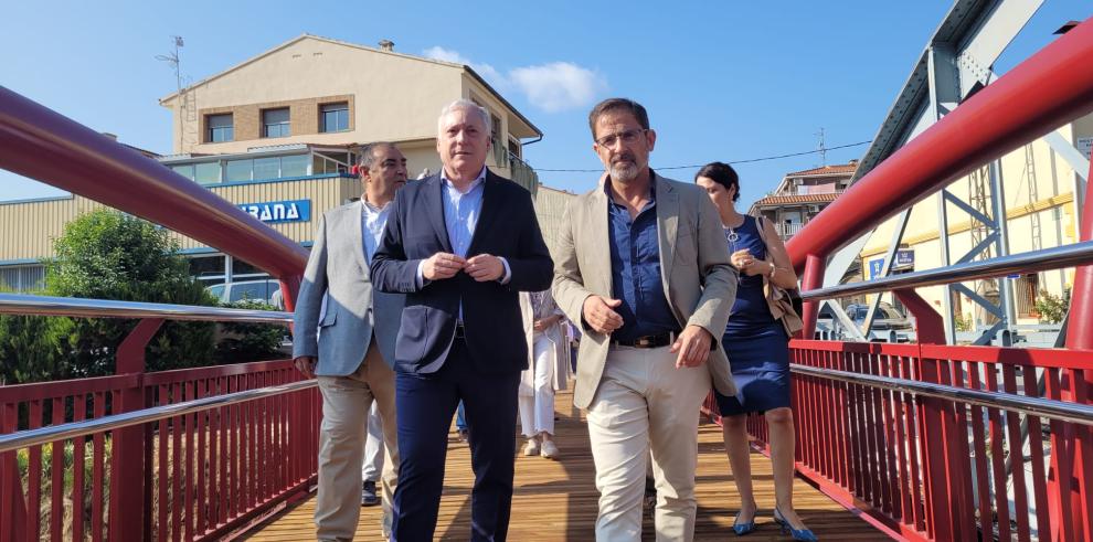 Octavio López y Carlos Boné han inaugurado la nueva pasarela peatonal de Valderrobles