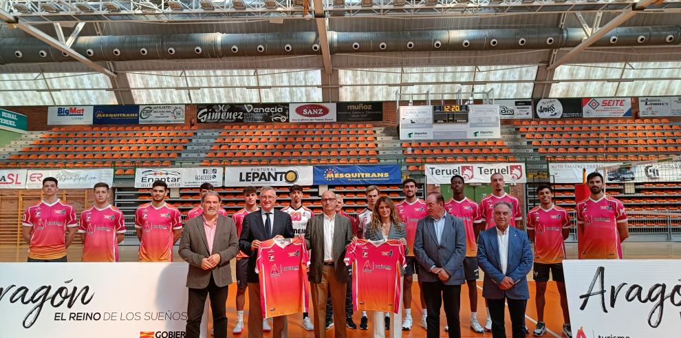 Blasco, Ranera y la directora gerente de Turismo de Aragón, María Jesús Gimeno, junto a los jugadores y otros representantes institucionales.