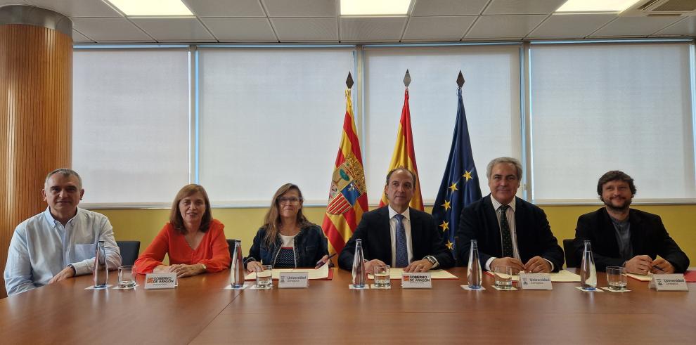 Firma del convenio entre el Departamento de Sanidad y la Universidad de Zaragoza para el Plan de Vigilancia y Respuesta de las Enfermedades transmitidas por Vectores