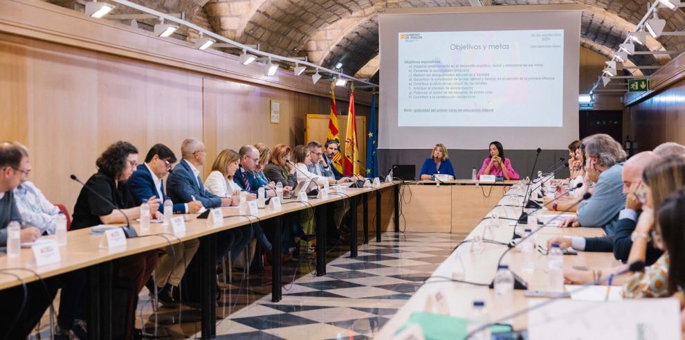 La consejera de Educación, Cultura y Deporte, Tomasa Hernández, ha presidido la reunión inicial de la Mesa.