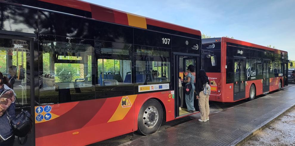 Pasajeros en la parada de autobús de Avenida Pirineos en Zaragoza.