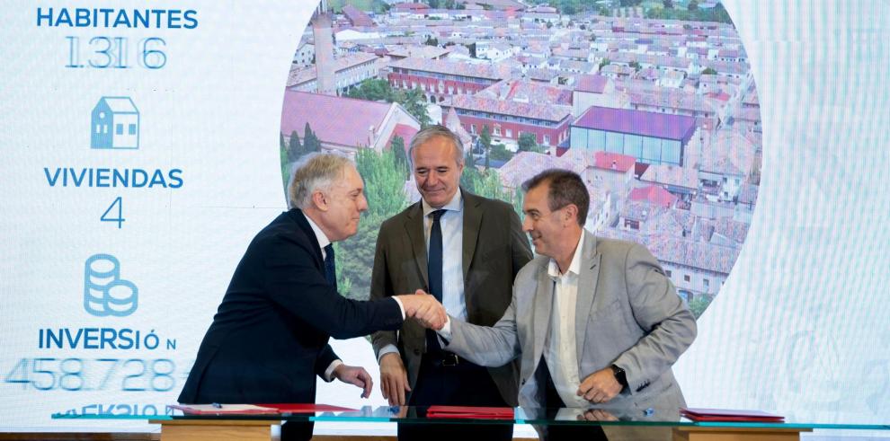 El presidente Azcón, el consejero Octavio López y el alcalde de Belchite, Carmelo Pérez, durante la firma del protocolo del programa 'Más Vivienda, Mejor Turismo'.