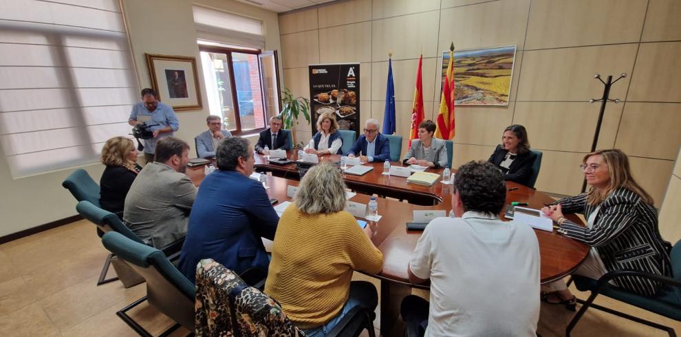 El consejero de Agricultura junto a su equipo en un momento de la reunión con responsables de UPA