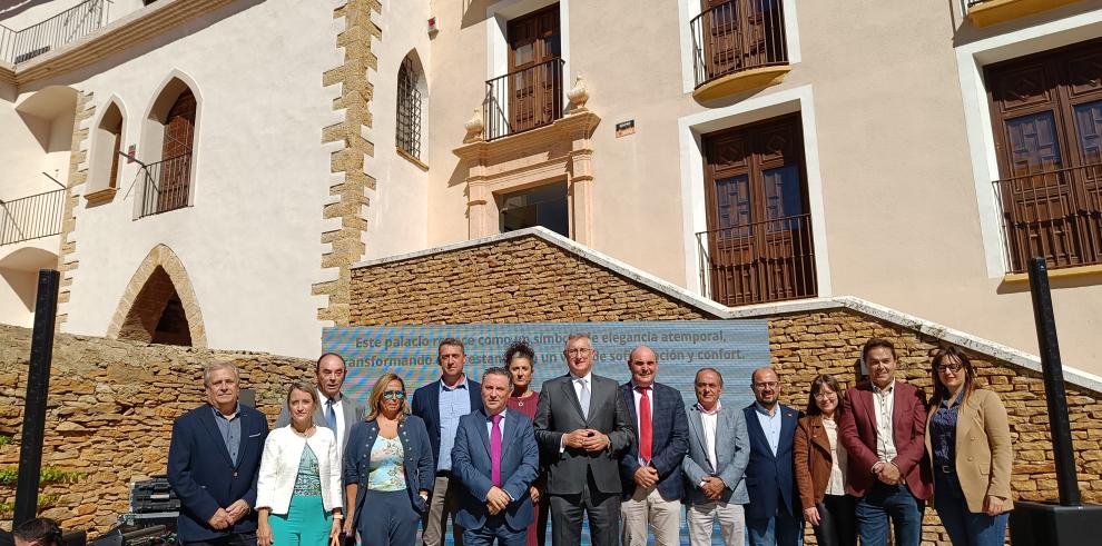 Blasco y Ciércoles, junto a otros representantes institucionales, en la reapertura.