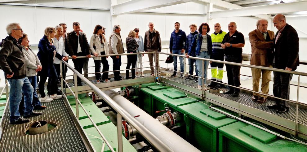 Un momento de la visita realizada hoy a la la Estación de Tratamiento de Agua Potable (ETAP)  de la Comarca Bajo Martín