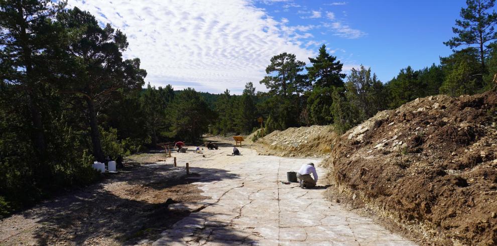 La excavación desarrollada por la Fundación Dinópolis amplía considerablemente las dimensiones del yacimiento “Mas de Pérez” en Mosqueruela, donde se han excavado más de 50 nuevas huellas de dinosaurios en la campaña 2024.