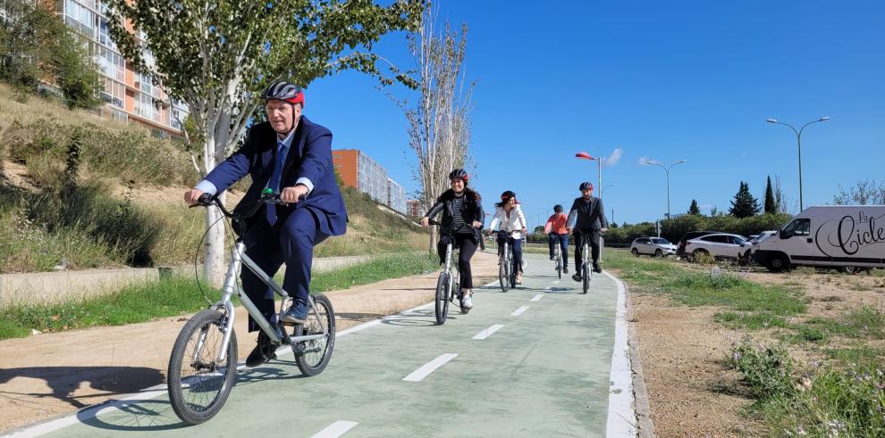 El director general de Transportes, la concejala de Movilidad de Zaragoza y la alcaldesa de Cuarte de Huerva han estrenado el nuevo tramo.