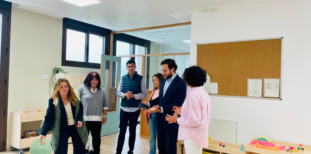 La directora provincial de Educación y el alcalde de Monzón han visitado hoy la escuela infantil La Alegría, que ha reabierto completamente renovada.