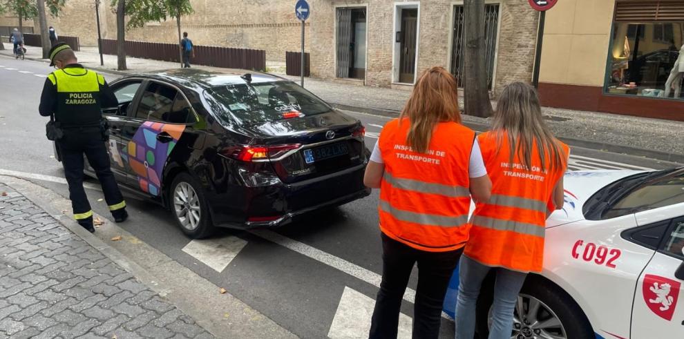 Imagen de uno de los controles con inspectoras de la Dirección General de Transportes y un agente de la Policía Local de Zaragoza.