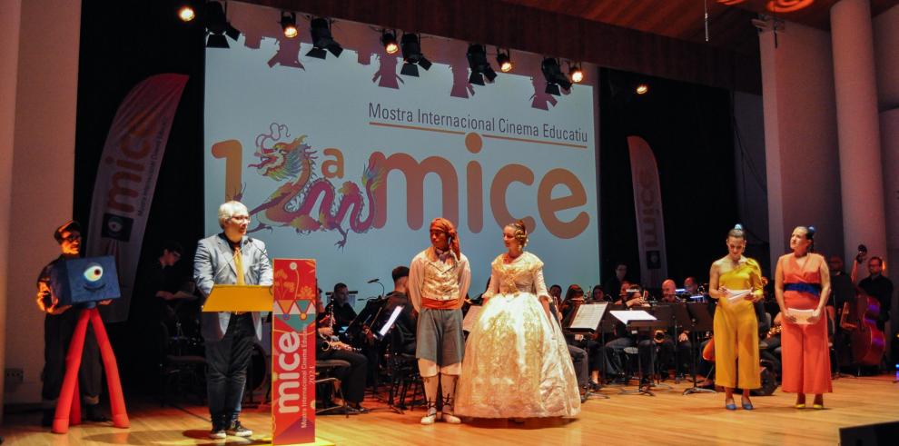 Carlos Gurpegui recoge el Premio Nacional MICE 2024 que se ha concedido al programa Cine y Salud del Gobierno de Aragón