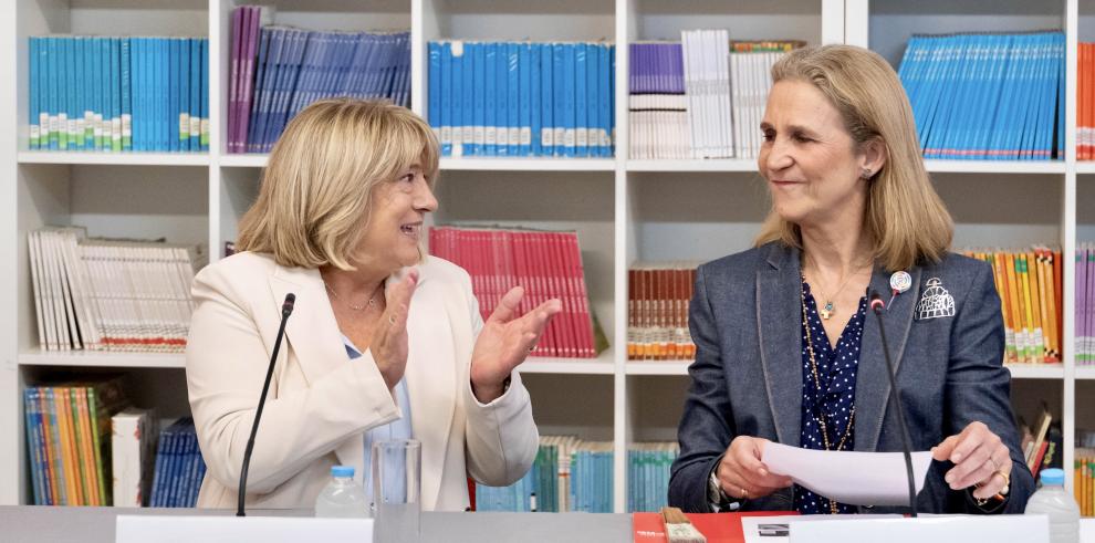 La consejera de Educación, Cultura y Deporte del Gobierno de Aragón, Tomasa Hernández; la directora de proyectos de Fundación MAPFRE, SAR la Infanta Doña Elena, presentan en el CEIP Ramiro Soláns de Zaragoza el programa educativo ‘Controla tu red’