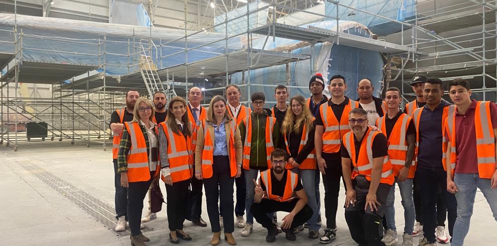 Claudia Pérez Forniés y Pedro Jaray con los alumnos que acaban de obtener el certificado de pintado de aeronaves en el hangar de IAC en el Aeropuerto de Teruel