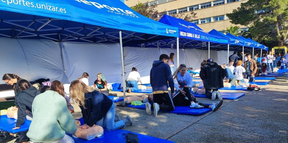 El día Mundial de la parada cardiaca se ha celebrado hoy en Zaragoza en la calle aprendiendo como se debe hacer una reanimación