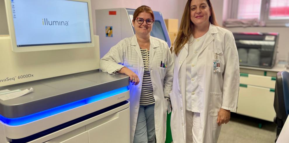 De izquierda a derecha : Silvia Izquierdo y Mª Dolores Miramar, doctoras de la Sección de Genética del HUMS, en el laboratorio.