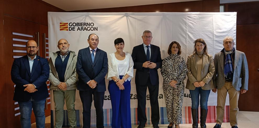 Blasco, junto a Giménez (izda.) y Buj, y otros representantes institucionales.