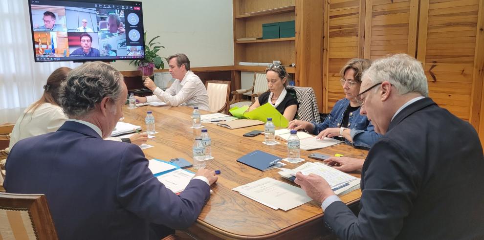 Reunión del consejo de administración de APL presidido por Octavio López.