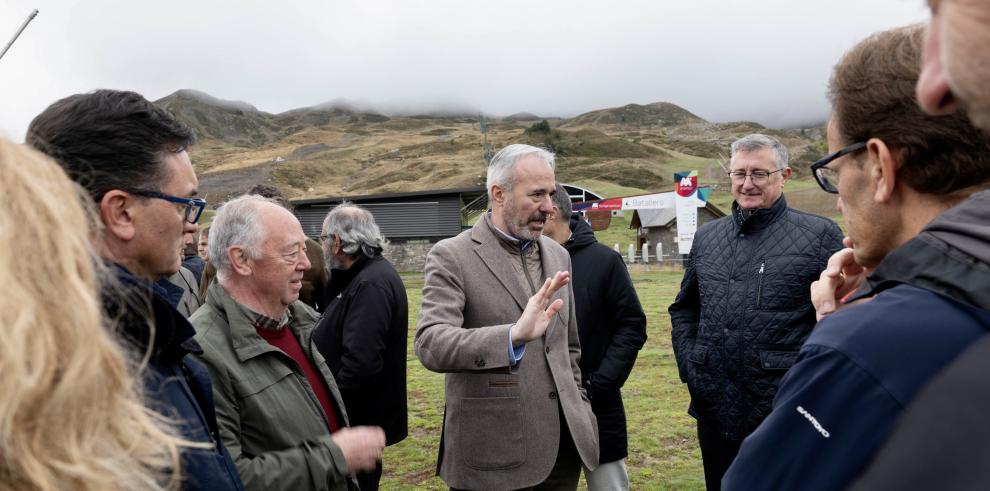 El presidente del Gobierno de Aragón, Jorge Azcón, presenta, en la estación de esquí de Formigal, una iniciativa del Ejecutivo autonómico ligada al sector de la nieve.