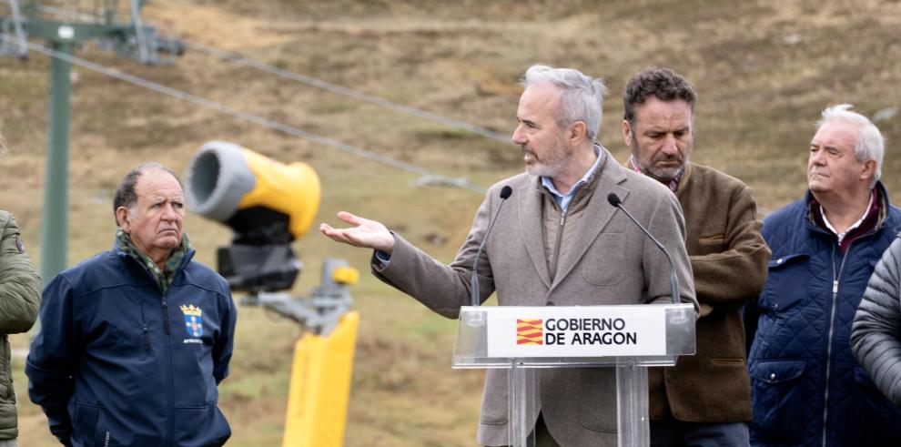 El presidente del Gobierno de Aragón, Jorge Azcón, presenta, en la estación de esquí de Formigal, una iniciativa del Ejecutivo autonómico ligada al sector de la nieve.