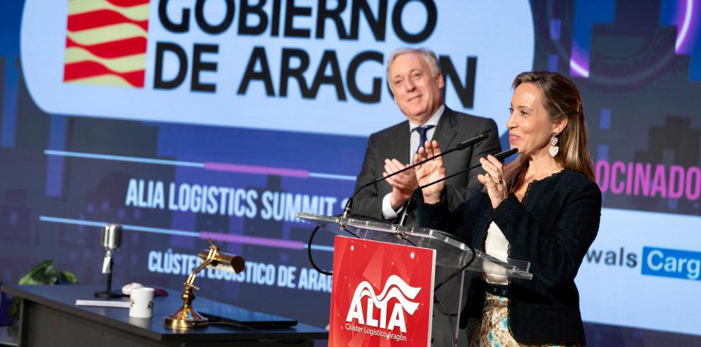 Octavio López y Raquel Campos recogen el reconocimiento a la mejor logística.