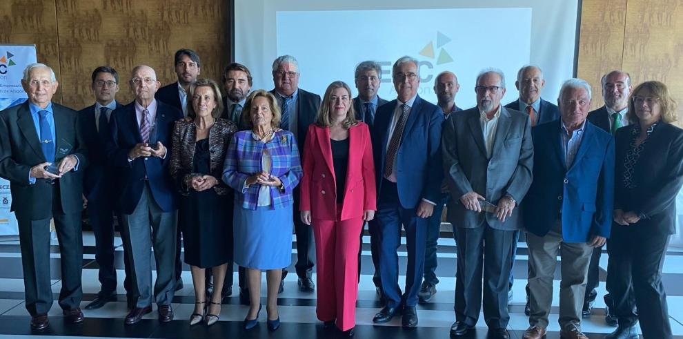 Claudia Pérez Forniés, junto al Presidente de CEAC Aragón, Juan Carlos Bandrés, y otros asistentes en el acto del 40 Aniversario de CEAC Aragón en Zaragoza