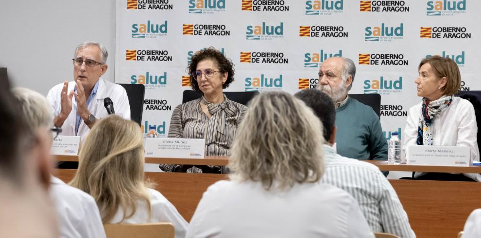 Los neurólogos J. Marta y E. Muñoz, con el presidente de AIDA, M. Lierta, y la logopeda de la asociación. M. Mañeru